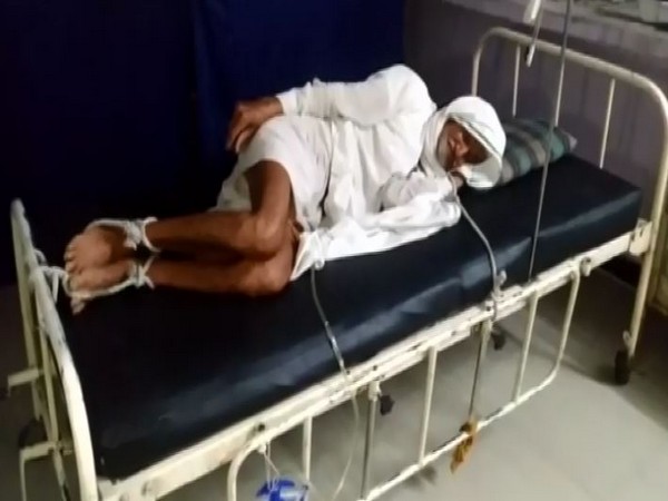 The 80-year-old Laxmi Narayan was tied to the hospital bed on non-payment of partial dues in Shajapur, MP. Photo/ANI