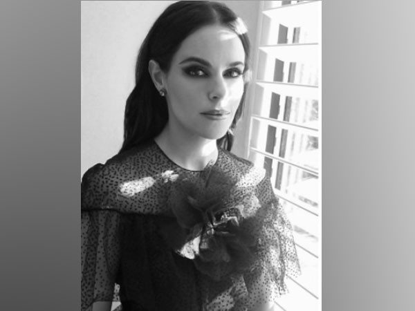 Actor Emily Hampshire (Image Source: Instagram)