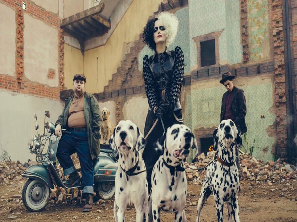 Emma Stone's first look from 'Cruella', Image courtesy: Twitter