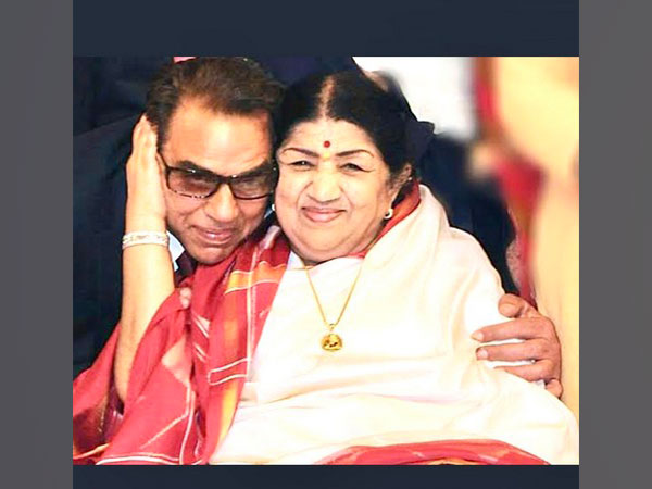 Dharmendra with late Lata Mangeshkar (Image source: Twitter)