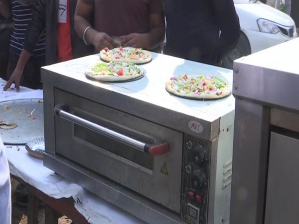 Pizza Langar organised to mark anniversary of farmers' protest at Singhu border (Photo:ANI)