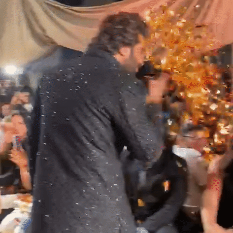 Arjun Blowing a flying kiss to Malaika (Source: ANI)