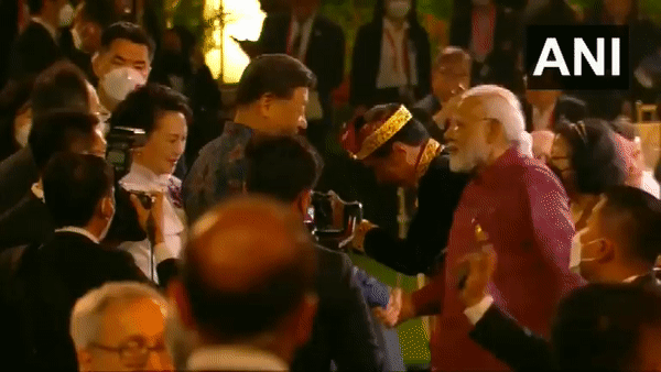 PM Modi greets Chinese President Xi Jinping at G20 dinner.