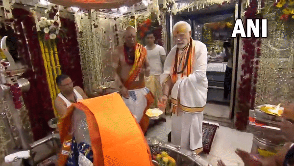 Prime Minister Narendra Modi offers prayers at Mahakal temple in Ujjain (Photo/ANI)