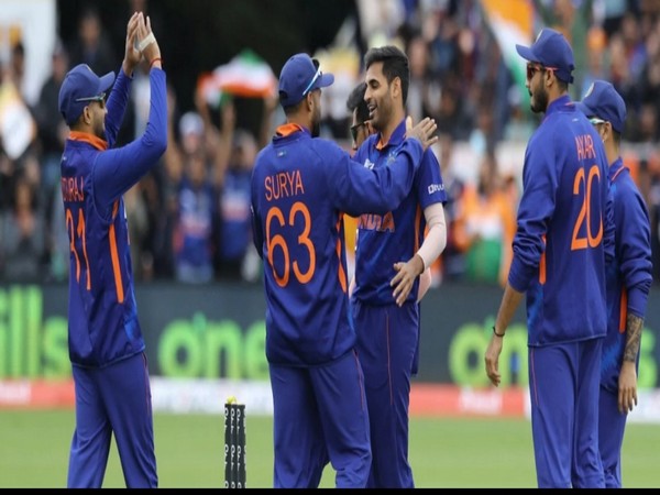 Bhuvneshwar Kumar with Team India (Photo/Twitter)