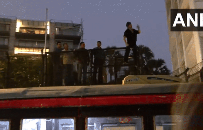 Shah Rukh Khan showers flying kisses on fans gathered outside his house (Image Source: ANI)