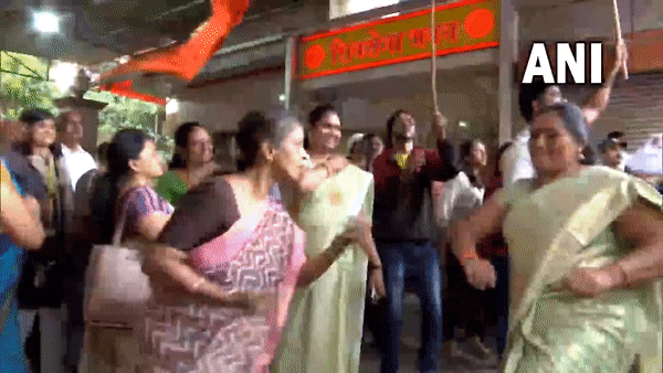 Visual of Shiv Sena workers celebrating Bombay High Court 's order (Photo/ANI)