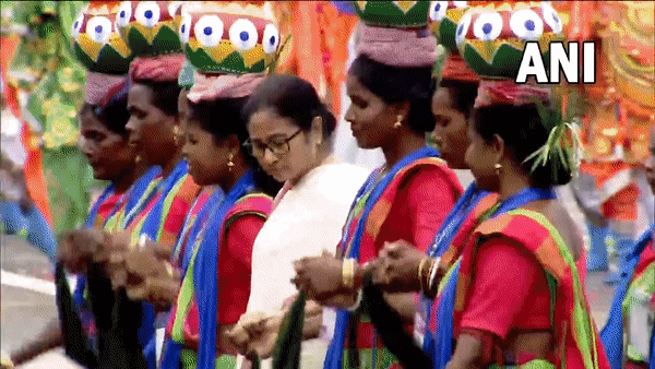 West Bengal CM  joins folk artists in Independence Day performances (Photo/ANI)