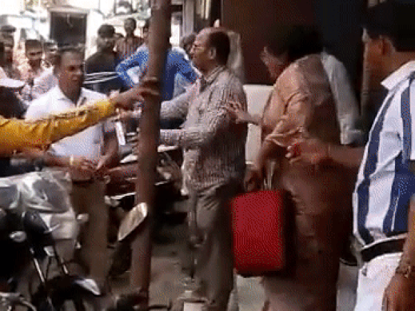 Man hitting woman in Kamathipura, Mumbai (Photo/ANI)