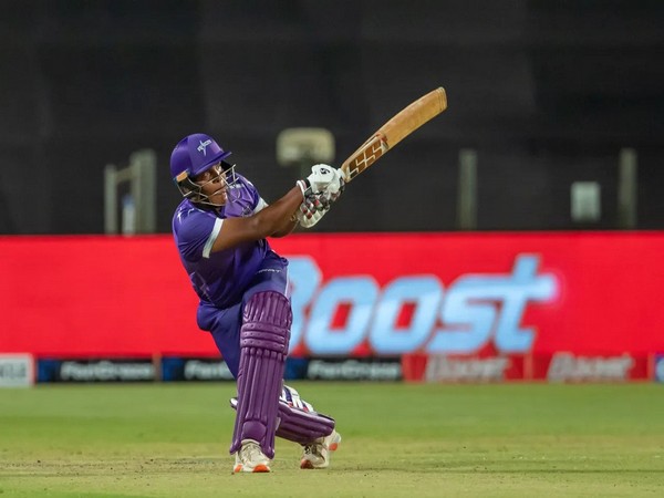 kiran Navgire hitting sixes (Image IPL)