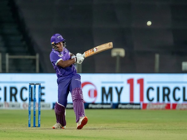 kiran Navgire hitting sixes (Image IPL)