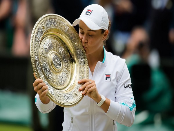 Ash Barty with Wimbledon trophy. ( Image Ash Barty twitter )