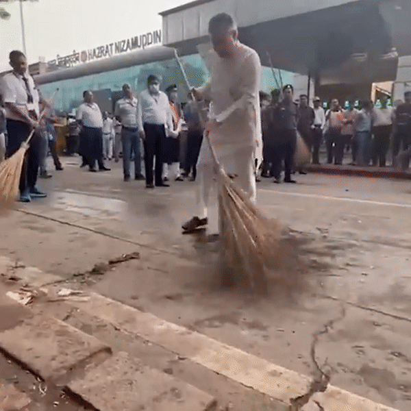 Union Railway Minister Ashwini Vaishnaw at Hazrat Nizamuddin railway station (File photo/ANI)