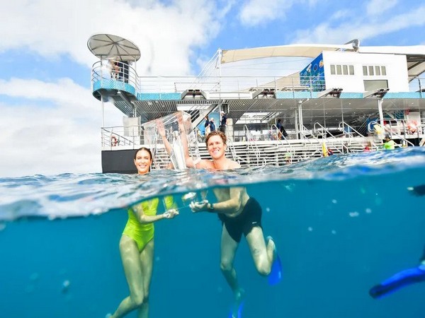 Adam Zampa at the Great Barrier Reef with the trophy (Photo/ICC)