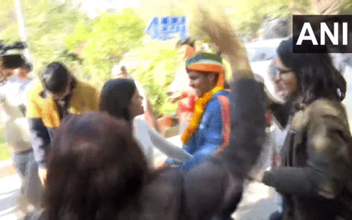 Shweta Sehrawat (wearing a turban) received a warm welcome from her friends and loved ones. (Photo- ANI)