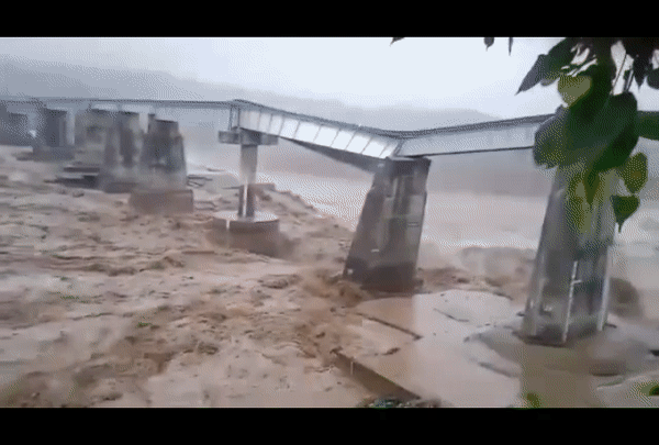 Visual from viral video of Chakki bridge collapsing in Kangra (Photo/ANI)