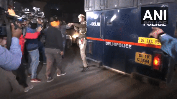 Visuals of men with swords attacking police van carrying Aaftab (Photo/ANI)