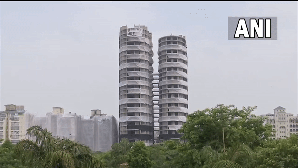 Visual of demolition of Supertech twin towers in Noida (Photo:ANI)