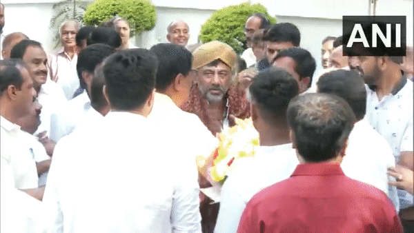 KPCC chief DK Shivakumar meeting his supporters gathered outside his residence (Photo/ANI)