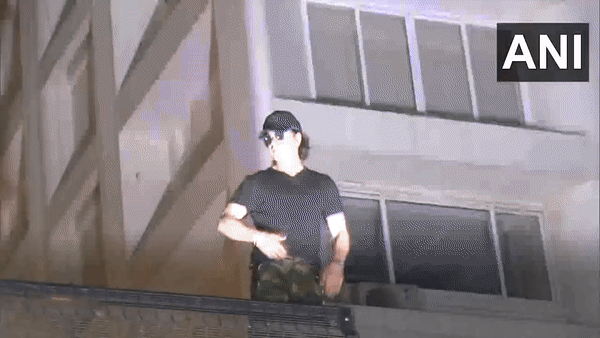 Shah Rukh Khan doing signature pose at 'Mannat' residence (Photo/ANI)