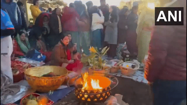 Indian community members from New York, New Jersey celebrate Chhath Pooja in US. (Video: ANI)