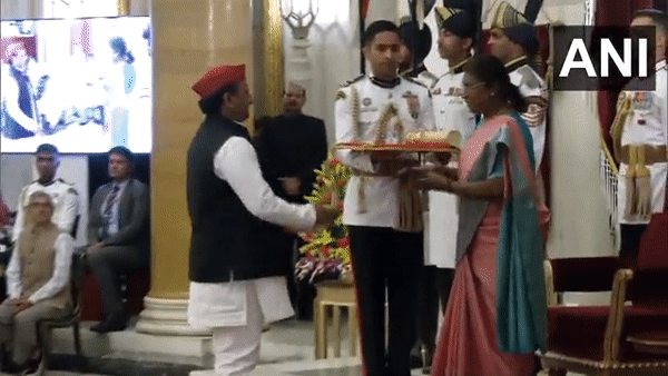 SP chief Akhilesh Yadav received Padma Vibhushan for father Mulayam Singh Yadav at Rashtrapati Bhavan (Photo/ANI)