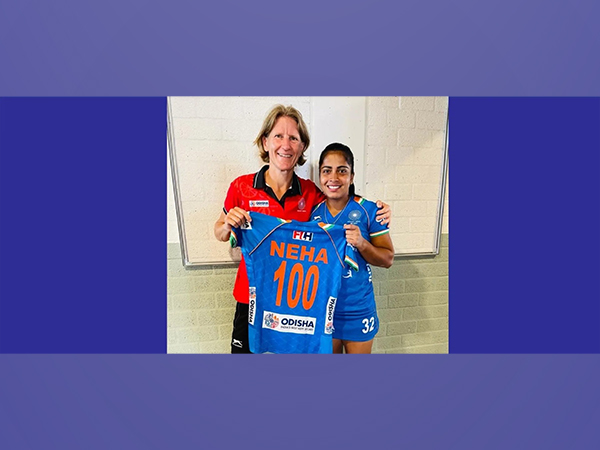 Coach Janneke Schopman and midfielder Neha (Photo: HI Media)
