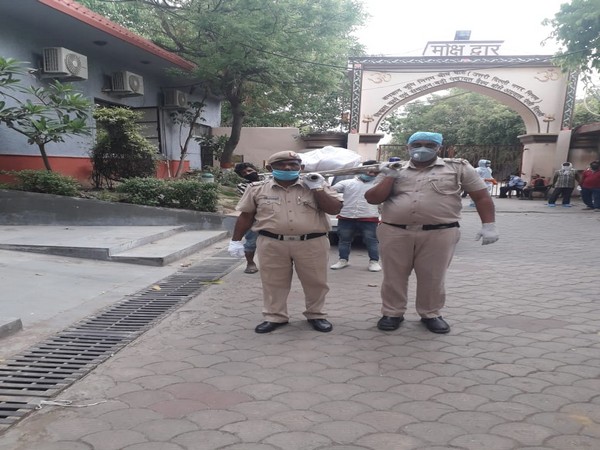 Delhi police performing the last rites of man who died due to chickenpox on Thursday