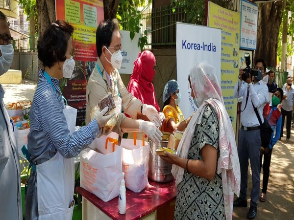 Ambassador Shin Bong-Kil and other staff members of the embassy served meals to people 