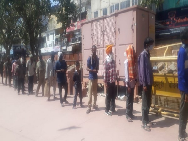 Distribution of food in Chandni Chowk area of the national capital. [Photo/ANI]