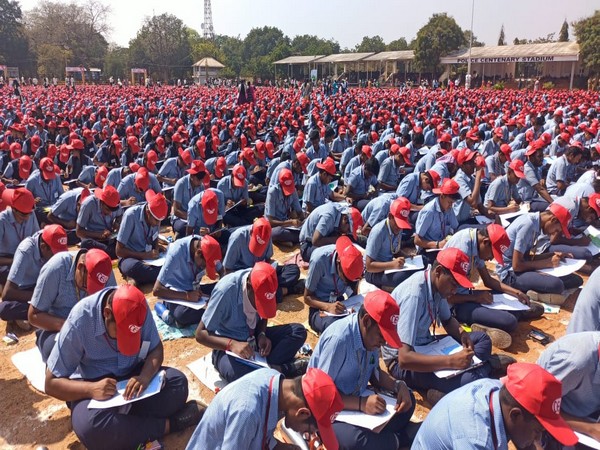 7000 students of CEOA school create a world record by painting pictures of trees. Photo/ANI