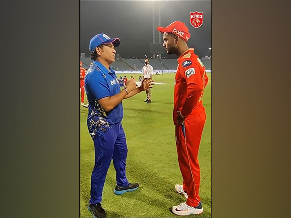 Mayank Agarwal interacts with Sachin Tendulkar (Photo/Punjab Kings-Twitter)