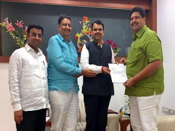 Two independent MLAs, Vinod Agrawal and Mahesh Baldi have extended their support to Devendra Fadnavis and BJP in Maharashtra