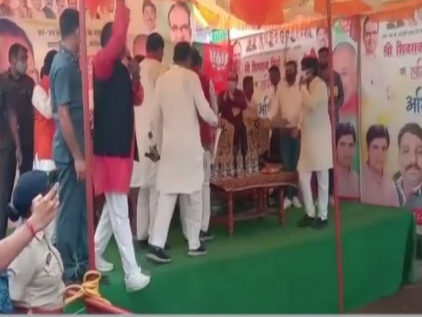 BJP leader falls off stage during Madhya Pradesh CM's Jan Darshan Yatra (Photo/ANI)