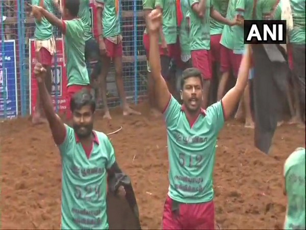 Bull tamers who waived black flags and raised slogans against farm laws during Jallikattu event in Madurai on Thursday. (Photo/ANI)