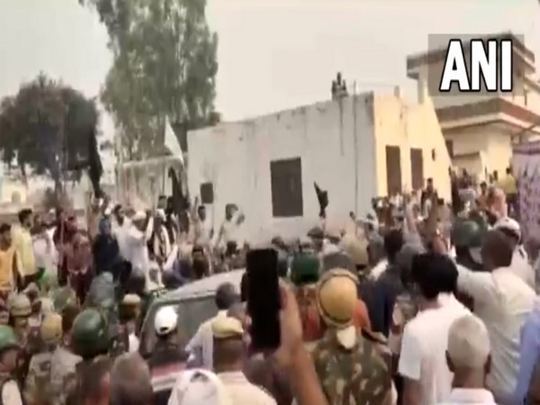 Farmers of Narnaund, Hisar protesting at the arrival of BJP leader Ram Chander Jangra