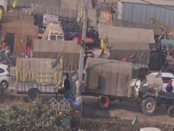 Farmers at Singhu Border preparing to return to their homes (Photo/ANI)
