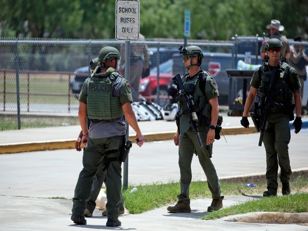 US police standing outside the shooting site (Image Credit: Twitter)