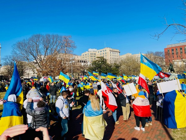 Rally outside White House to support Ukraine