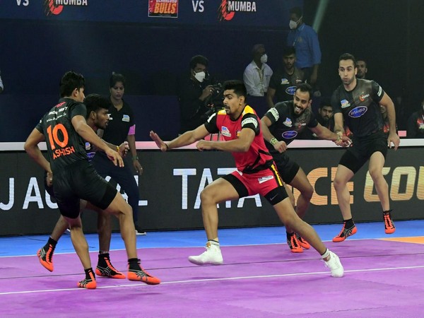 Players in action in the inaugural match of PKL season 8 (Photo/PKL)