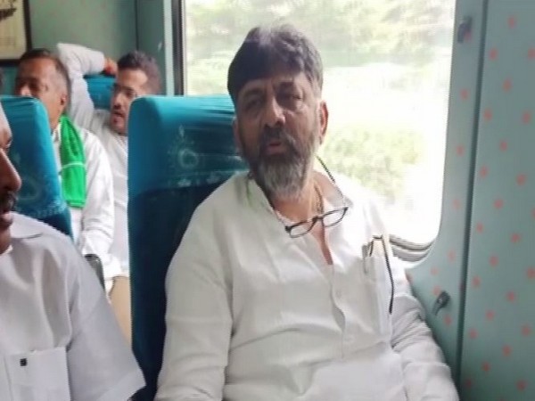 Congress Leader DK Shivakumar traveled to Mysuru in Karnataka in Shatabdi Express on Thursday. Photo/ANI