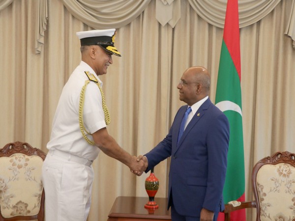 Indian Chief of Naval Staff R Harikumar and Maldives Foreign Minister Abdullah Shahid (Photo: Twitter/@abdulla_shahid)