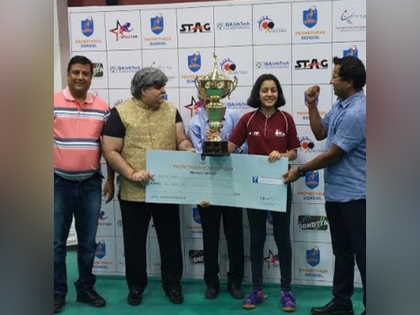 Mukesh Sharma motivating Vanshika Bhargava, winner of Prometheus Open TT 2019 Cup to prepare for Olympics