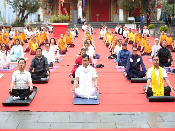 Union Minister Sarbananda Sonowal doing yoga with Sikkim CM Prem Singh Tamang.(Picture credit: Prem Singh Tamang Twitter)