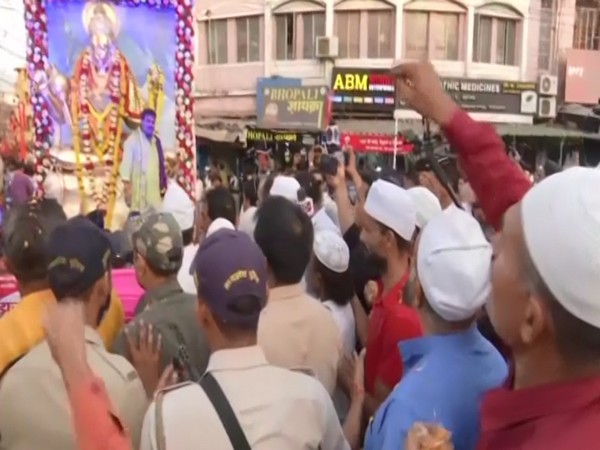 Muslim group showers flowers on devotees during Hanuman Jayanti procession in Bhopal (Photo:ANI)