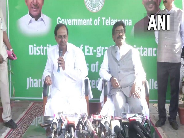 Telangana CM K Chandrashekhar Rao with Jharkhand CM Hemant Soren (Photo/ANI)
