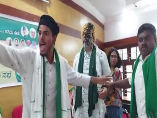 Black ink thrown at Bhartiya Kisan Union leader Rakesh Tikait (photo/ANI)