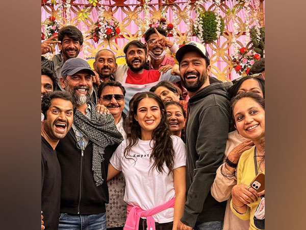 Cast and crew of Laxman Utekar's untitled film (Image source: Instagram)
