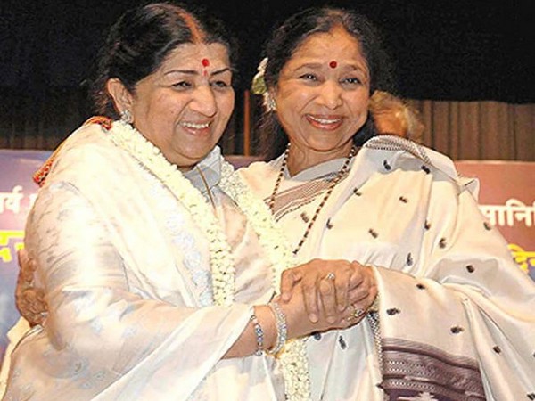 Lata Mangeshkar, Asha Bhosle (Image Source: Twitter)