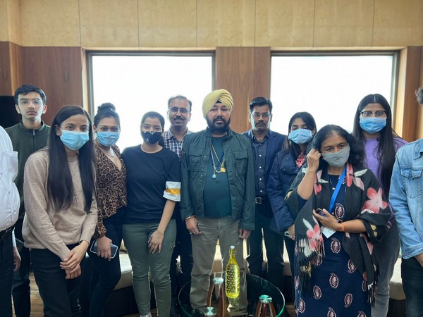 Daler Mehndi meets Indian students evacuated from Ukraine